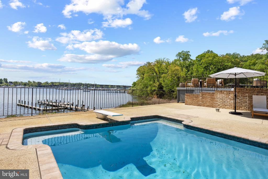 SOUTH RIVER WATERFRONT | 31 SHADOW POINT COURT