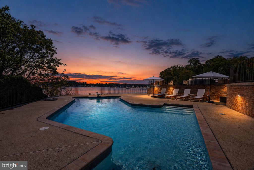 SOUTH RIVER WATERFRONT | 31 SHADOW POINT COURT