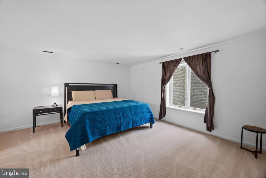 SOUTH RIVER WATERFRONT | 31 SHADOW POINT COURT