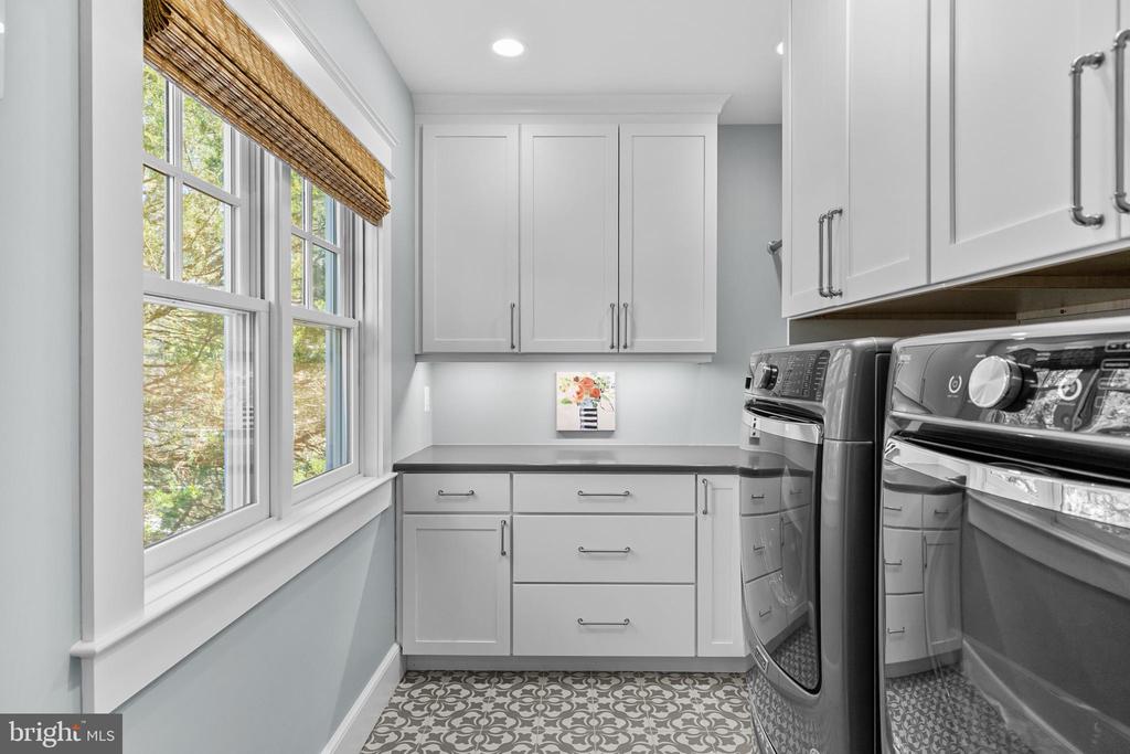 BACK CREEK WATERFRONT | 7989 E RIVERSIDE DRIVE