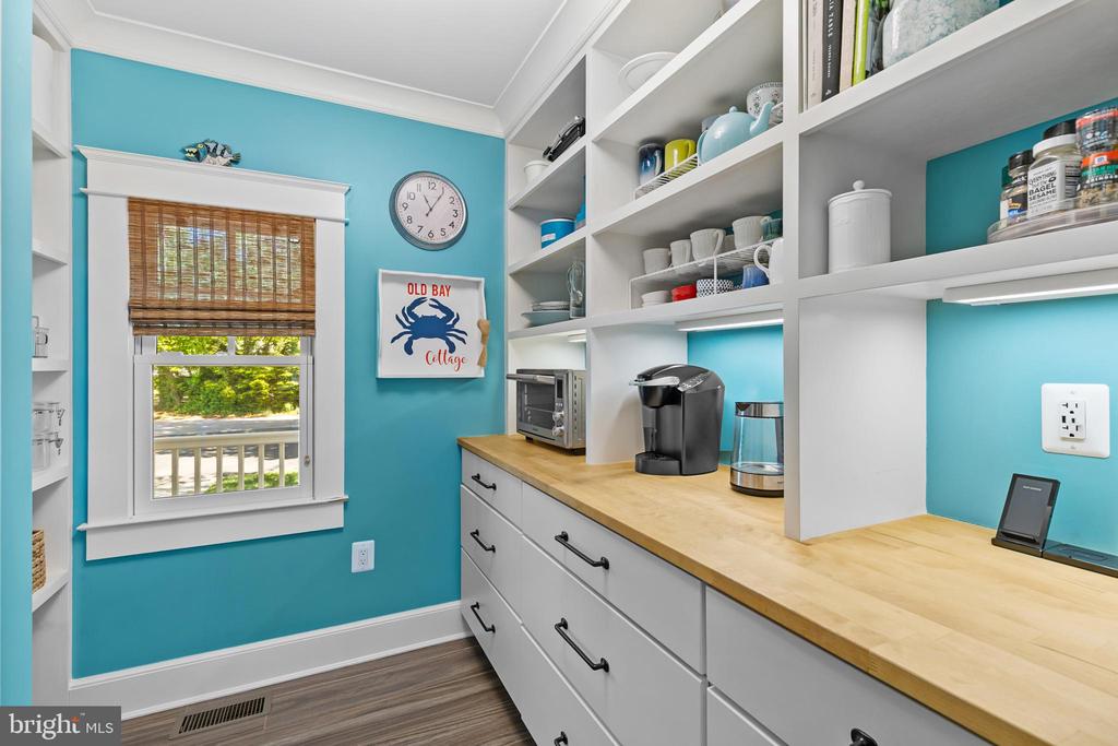 BACK CREEK WATERFRONT | 7989 E RIVERSIDE DRIVE