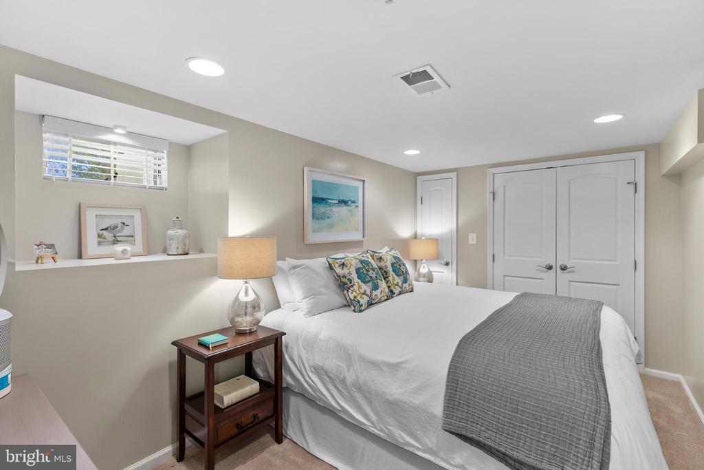 BACK CREEK WATERFRONT | 7989 E RIVERSIDE DRIVE