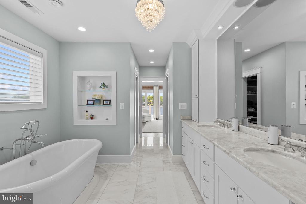 BACK CREEK WATERFRONT | 7989 E RIVERSIDE DRIVE