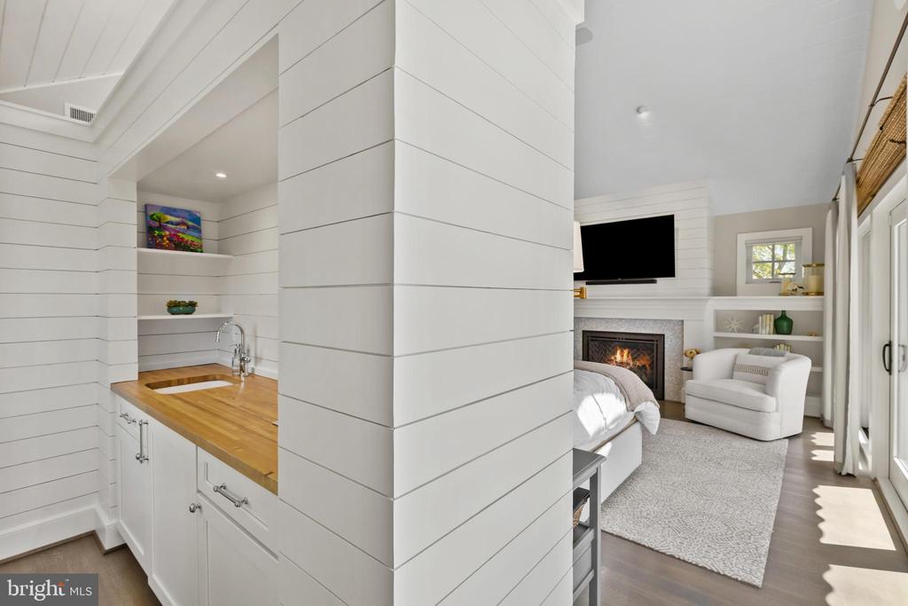 BACK CREEK WATERFRONT | 7989 E RIVERSIDE DRIVE