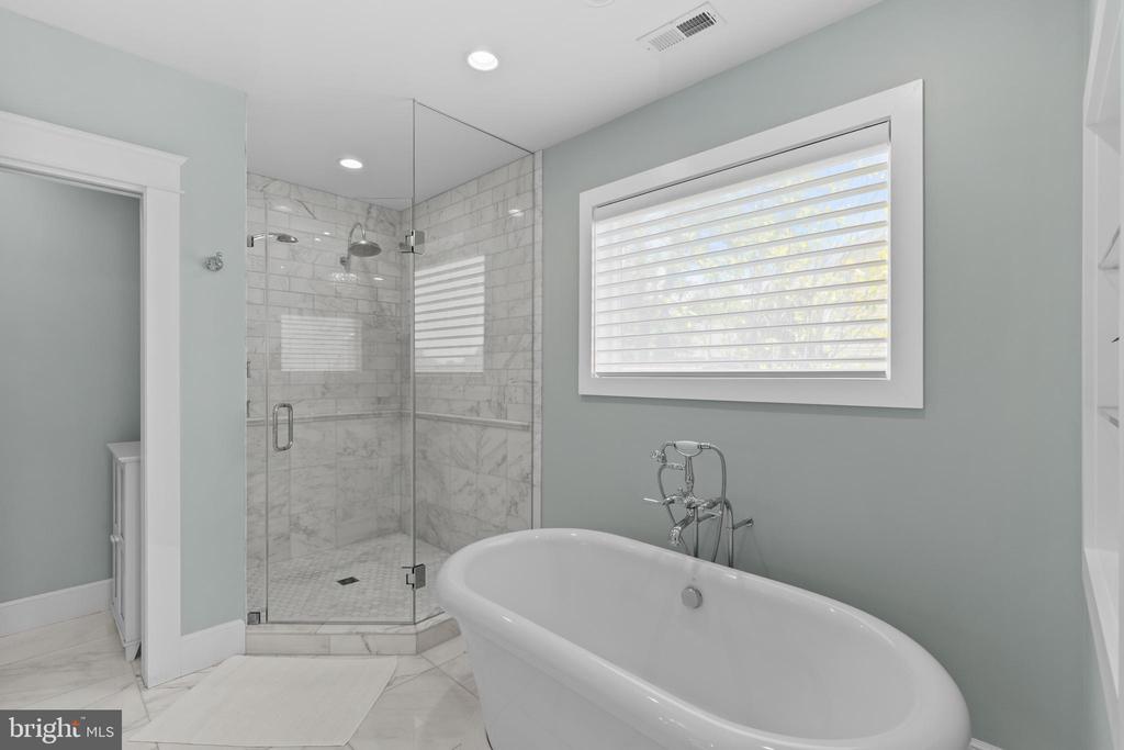 BACK CREEK WATERFRONT | 7989 E RIVERSIDE DRIVE