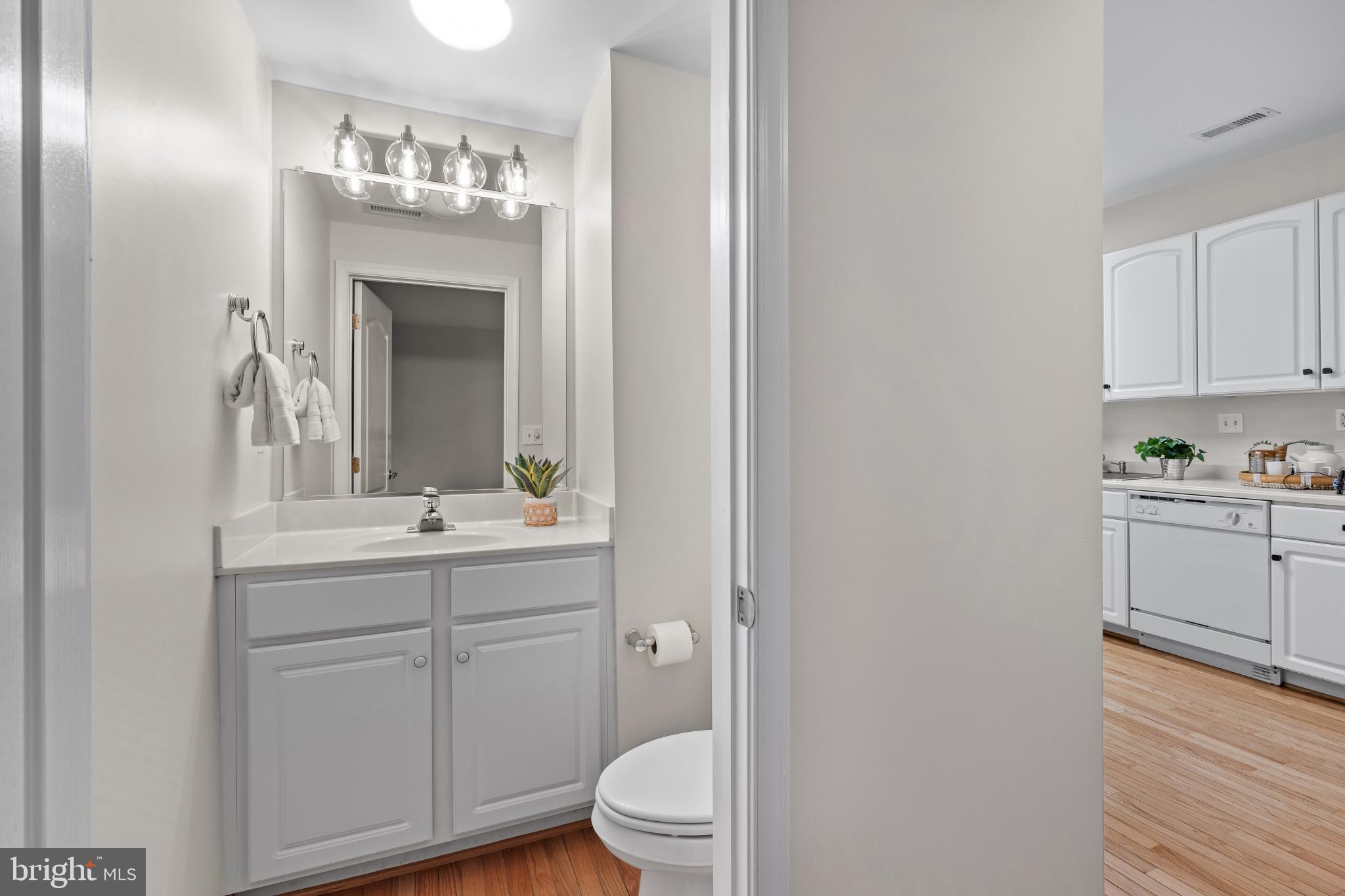 WATERFRONT LIFESTYLE IN CHESAPEAKE HARBOUR | 2002 DAKOTA PLACE 2A