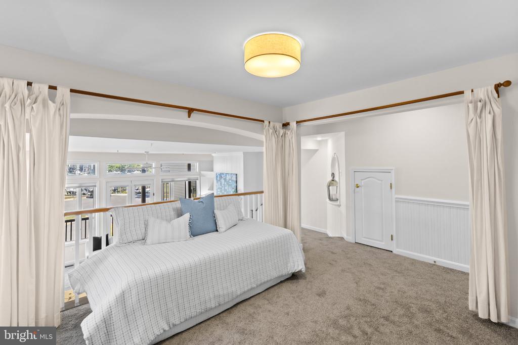 WATERFRONT LIFESTYLE IN CHESAPEAKE HARBOUR | 2002 DAKOTA PLACE 2A