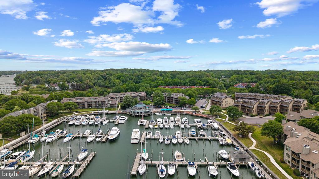 WATERFRONT LIFESTYLE IN CHESAPEAKE HARBOUR | 2002 DAKOTA PLACE 2A