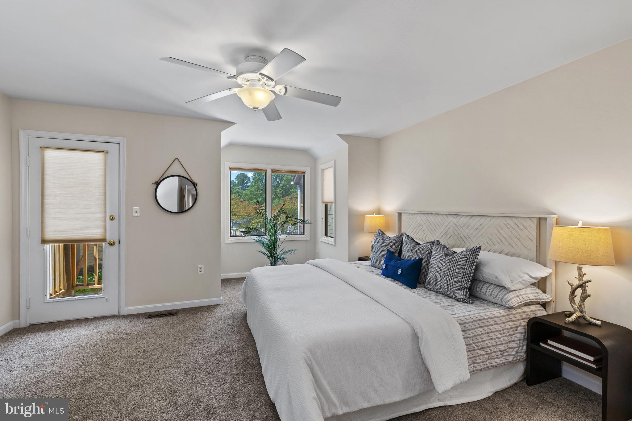 WATERFRONT LIFESTYLE IN CHESAPEAKE HARBOUR | 2002 DAKOTA PLACE 2A