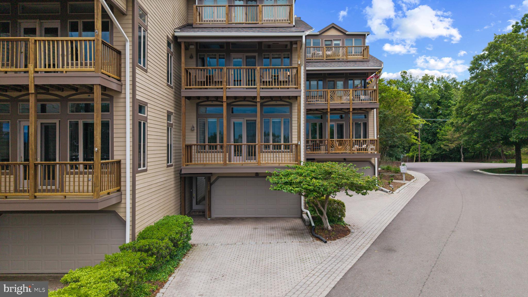 WATERFRONT LIFESTYLE IN CHESAPEAKE HARBOUR | 2002 DAKOTA PLACE 2A