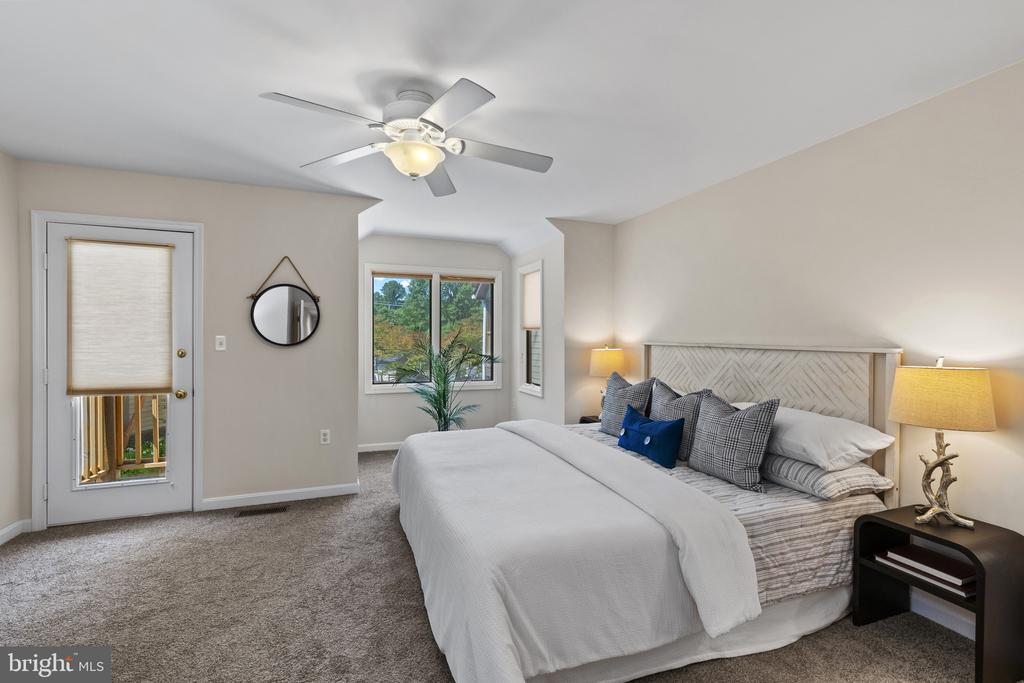 WATERFRONT LIFESTYLE IN CHESAPEAKE HARBOUR | 2002 DAKOTA PLACE 2A