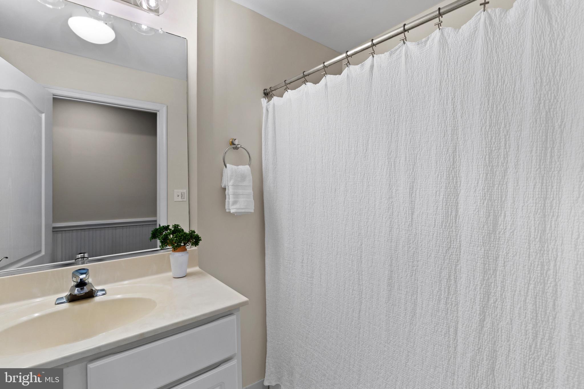 WATERFRONT LIFESTYLE IN CHESAPEAKE HARBOUR | 2002 DAKOTA PLACE 2A