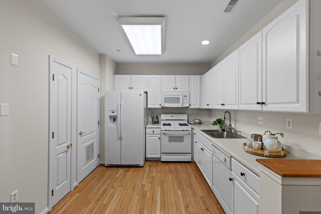 WATERFRONT LIFESTYLE IN CHESAPEAKE HARBOUR | 2002 DAKOTA PLACE 2A