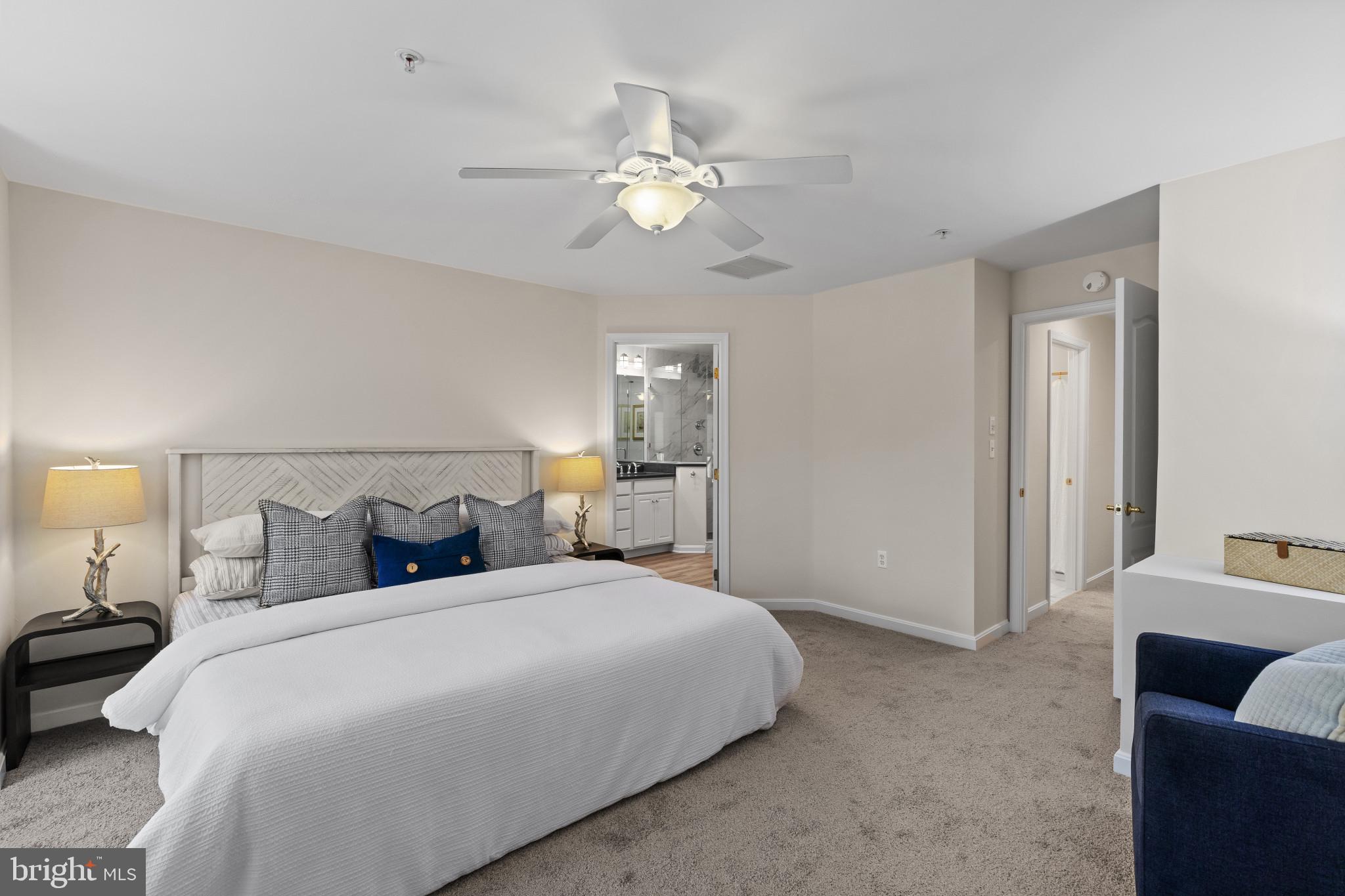 WATERFRONT LIFESTYLE IN CHESAPEAKE HARBOUR | 2002 DAKOTA PLACE 2A