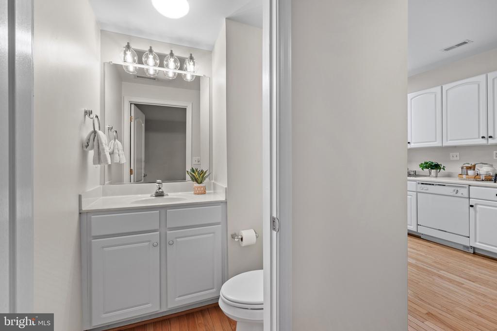WATERFRONT LIFESTYLE IN CHESAPEAKE HARBOUR | 2002 DAKOTA PLACE 2A