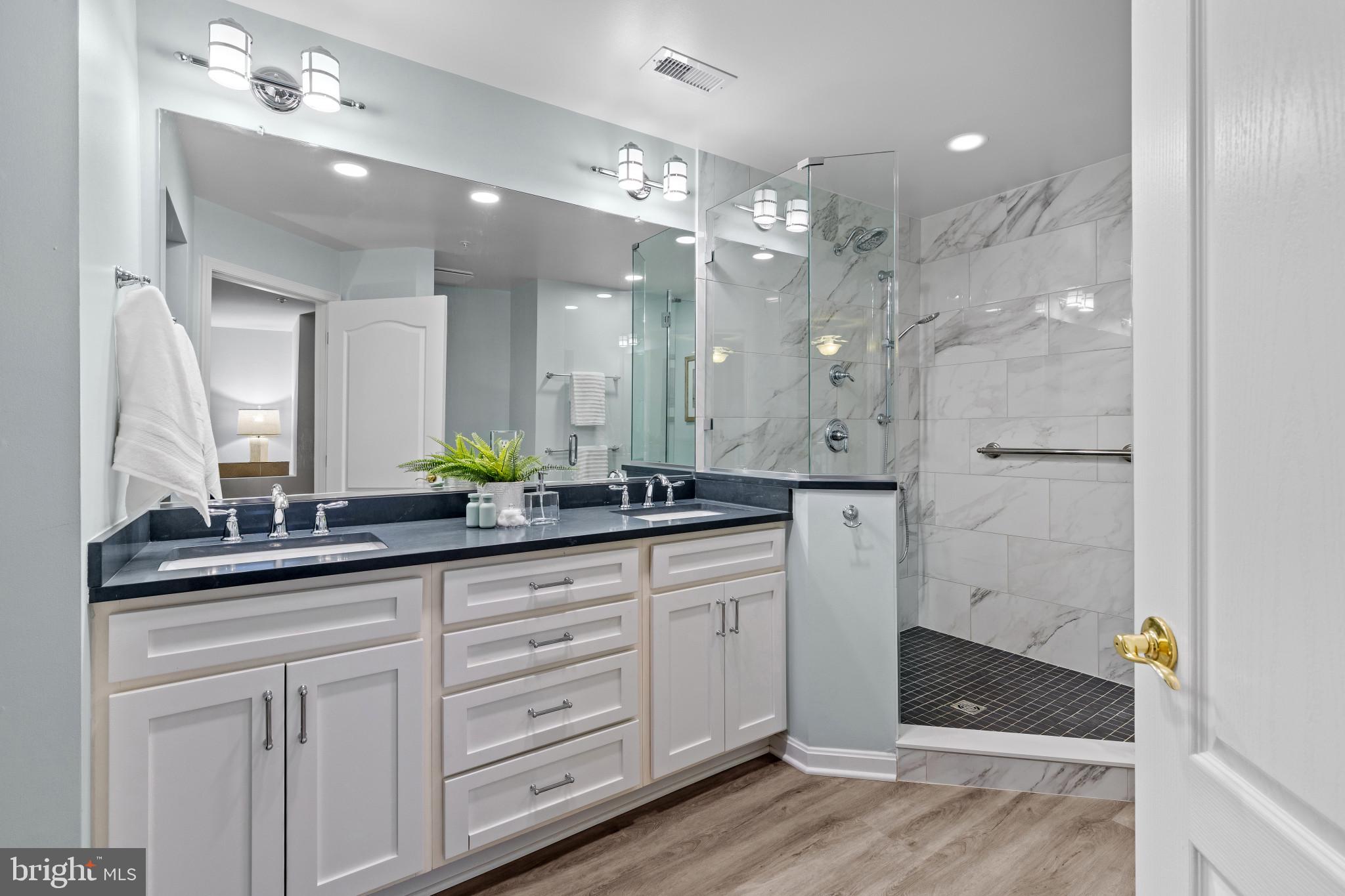WATERFRONT LIFESTYLE IN CHESAPEAKE HARBOUR | 2002 DAKOTA PLACE 2A