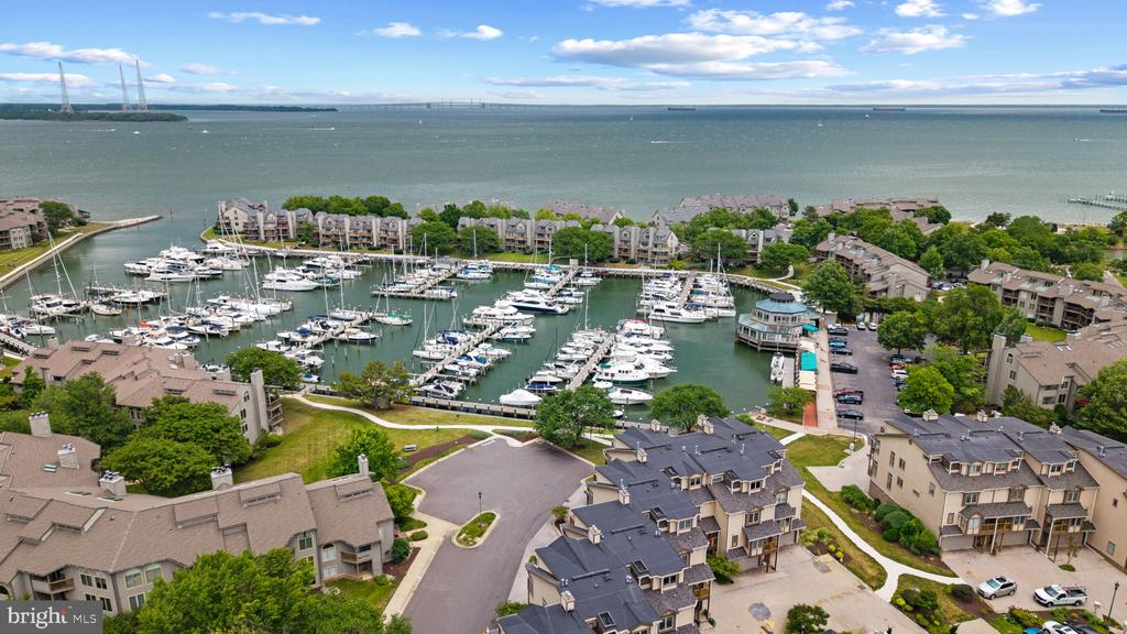 WATERFRONT LIFESTYLE IN CHESAPEAKE HARBOUR | 2002 DAKOTA PLACE 2A