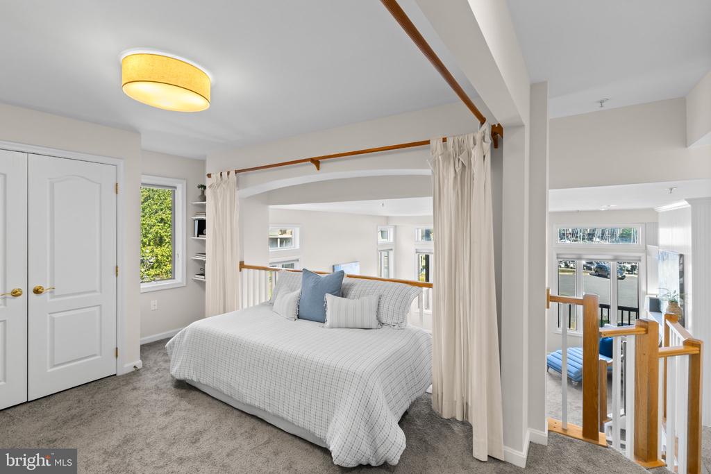 WATERFRONT LIFESTYLE IN CHESAPEAKE HARBOUR | 2002 DAKOTA PLACE 2A