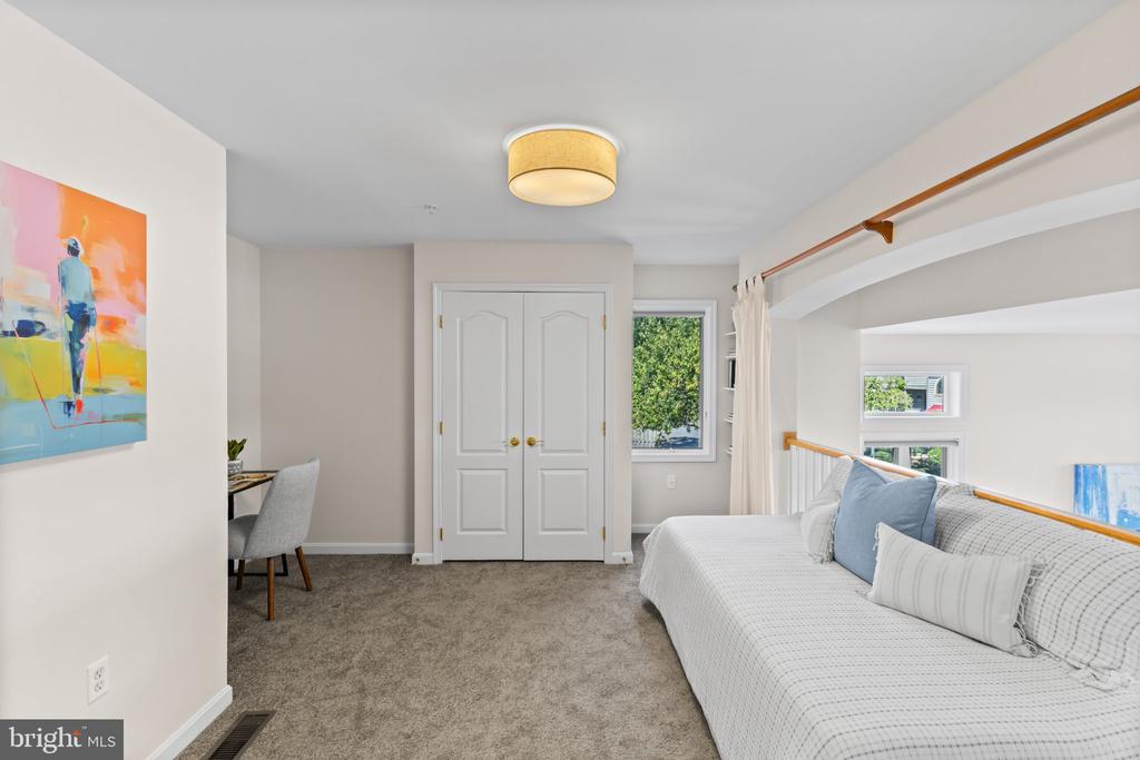 WATERFRONT LIFESTYLE IN CHESAPEAKE HARBOUR | 2002 DAKOTA PLACE 2A