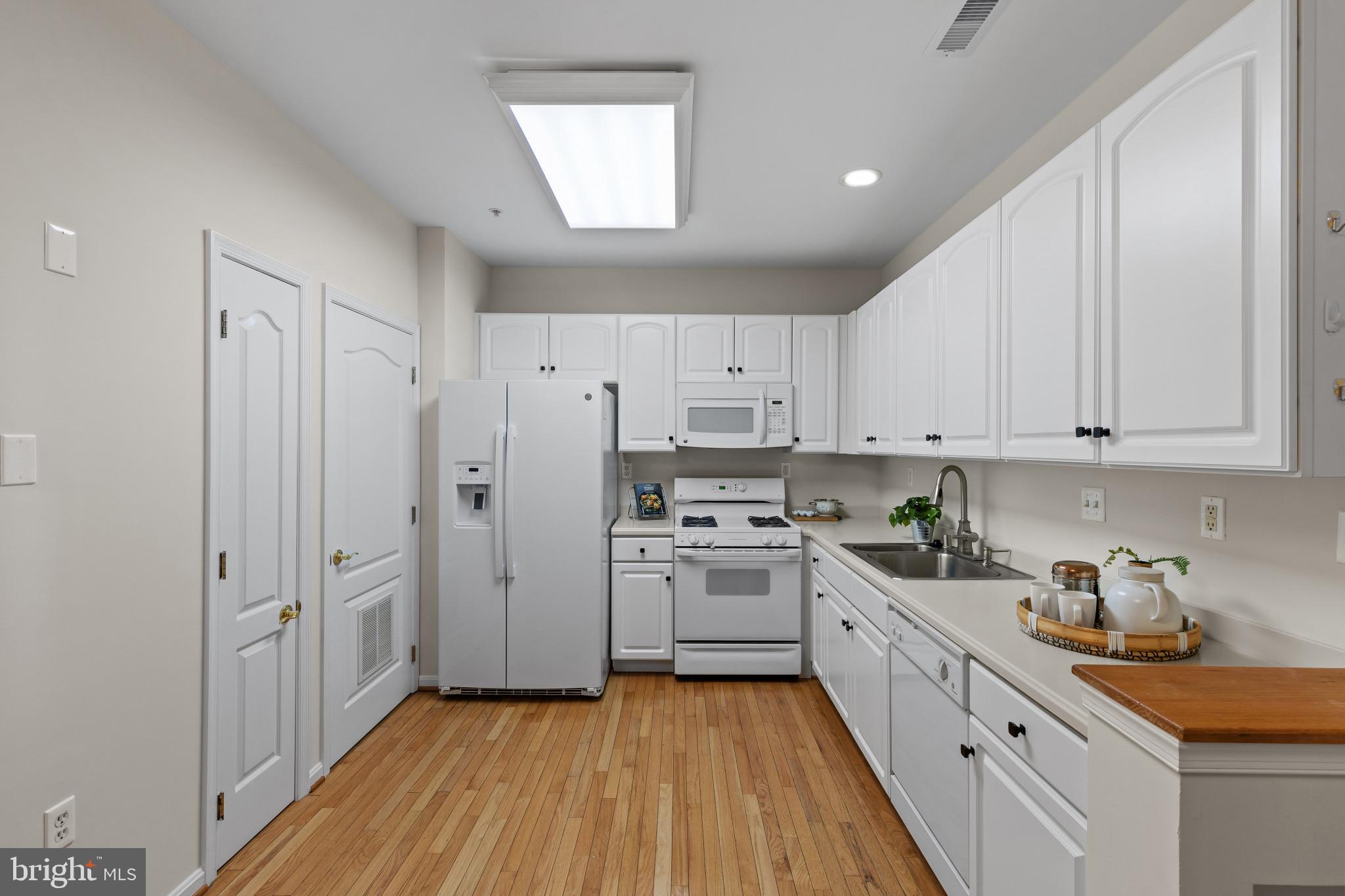 WATERFRONT LIFESTYLE IN CHESAPEAKE HARBOUR | 2002 DAKOTA PLACE 2A