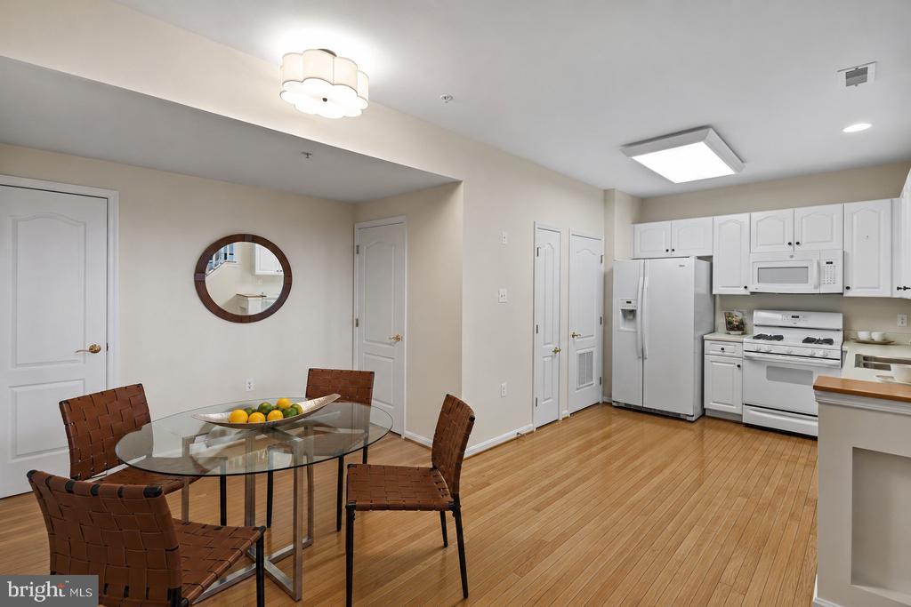 WATERFRONT LIFESTYLE IN CHESAPEAKE HARBOUR | 2002 DAKOTA PLACE 2A