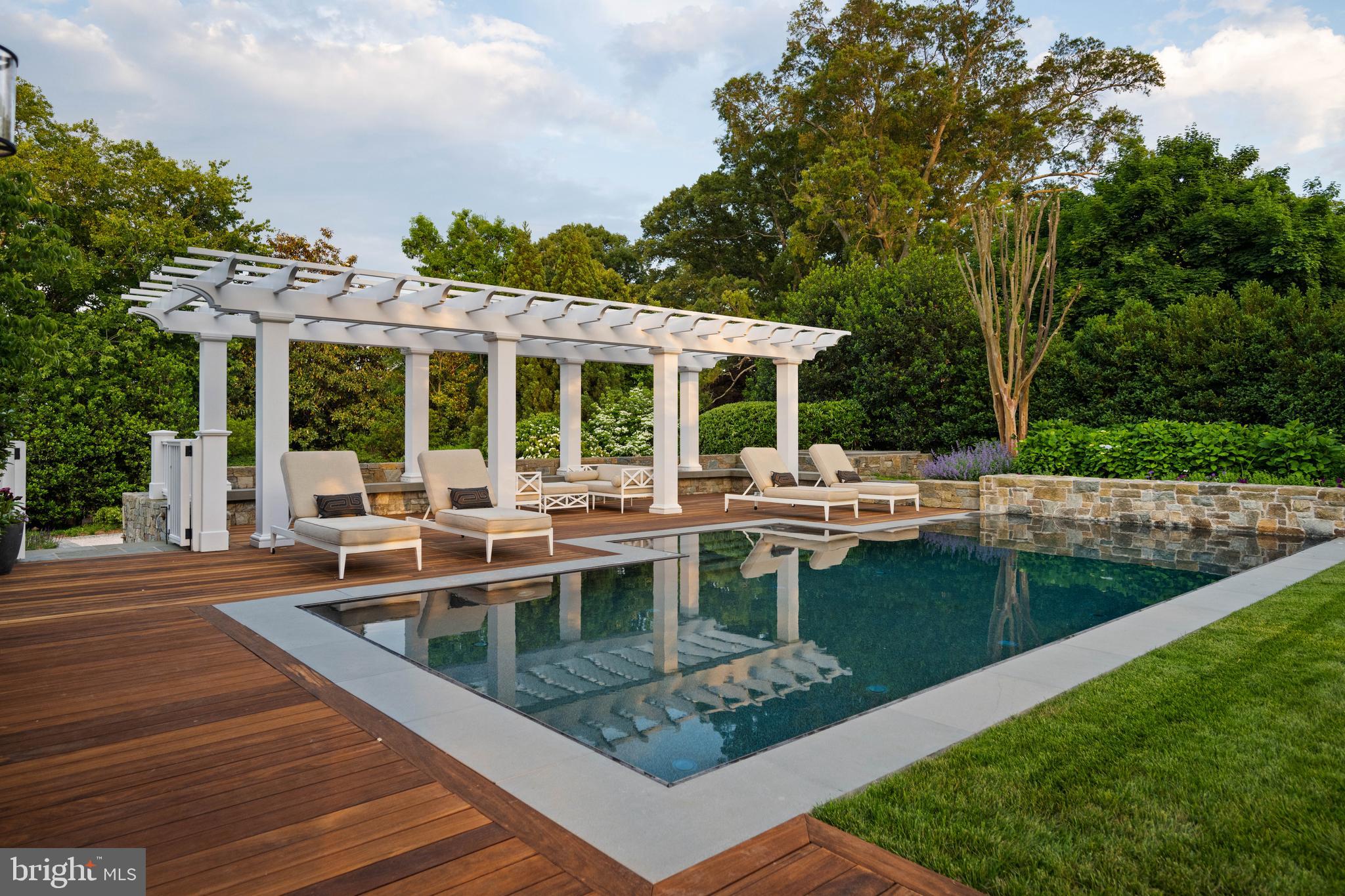 WATERFRONT LUXURY ON THE SOUTH RIVER | 3344 HARNESS CREEK ROAD