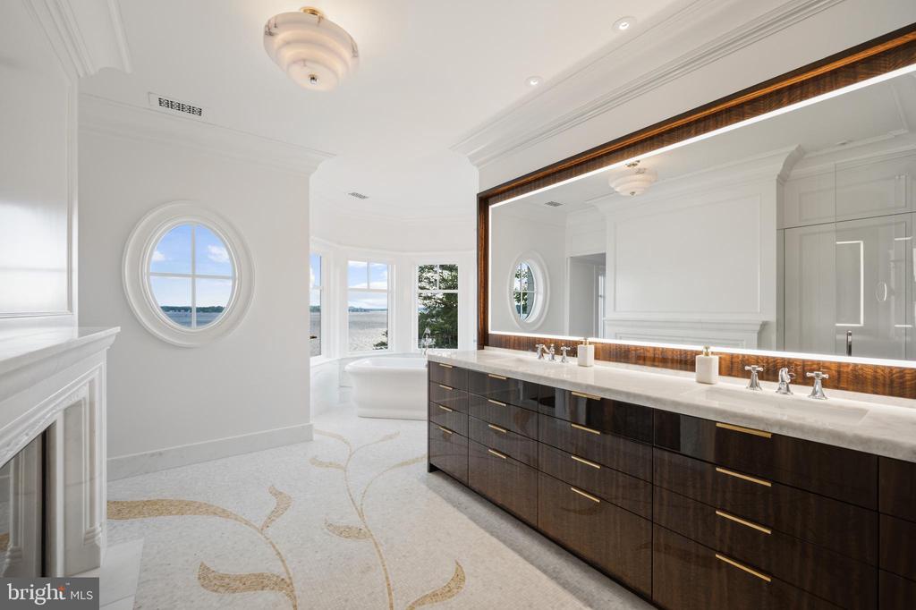 WATERFRONT LUXURY ON THE SOUTH RIVER | 3344 HARNESS CREEK ROAD