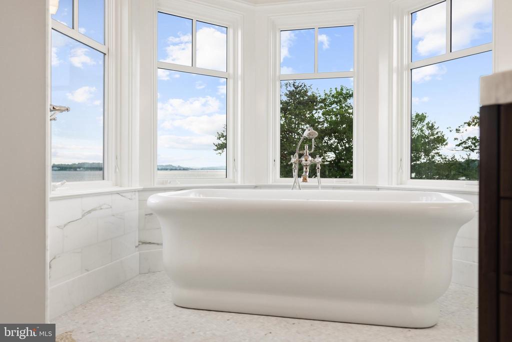 WATERFRONT LUXURY ON THE SOUTH RIVER | 3344 HARNESS CREEK ROAD