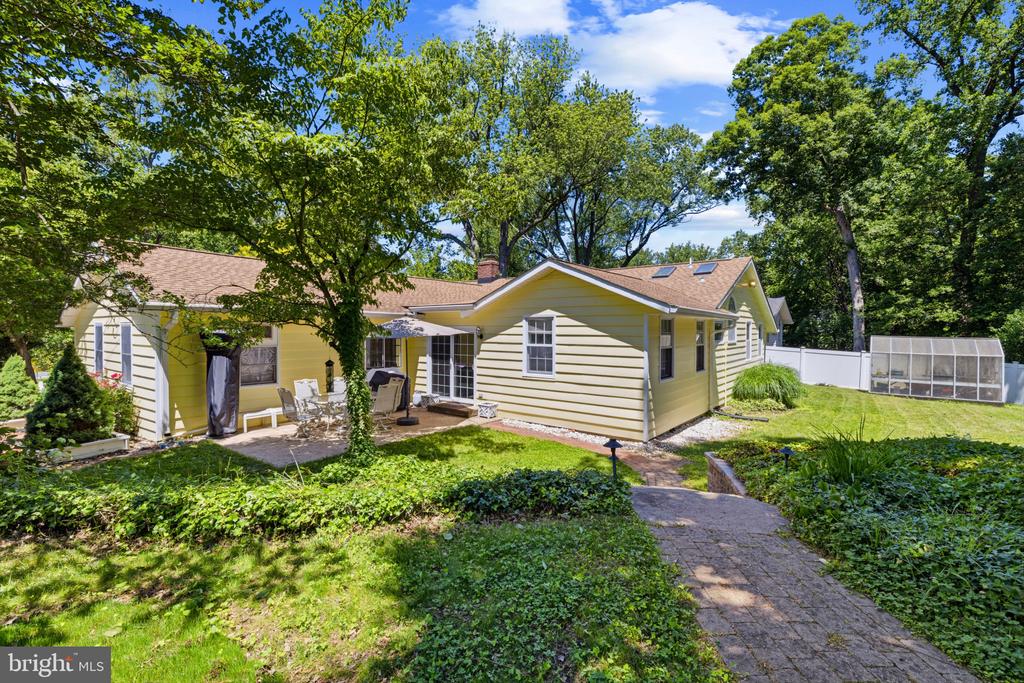PENDENNIS MOUNT | 1915 DULANEY PLACE