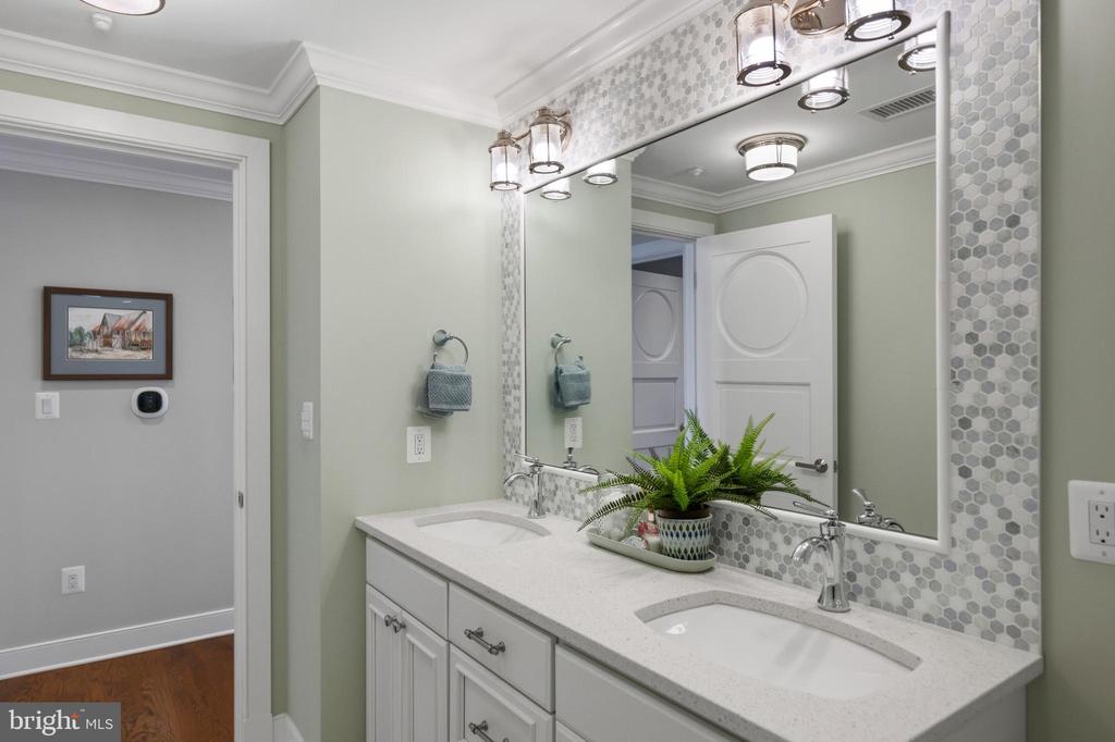 SOUTH RIVER WATERFRONT | 3728 RAMSGATE DRIVE