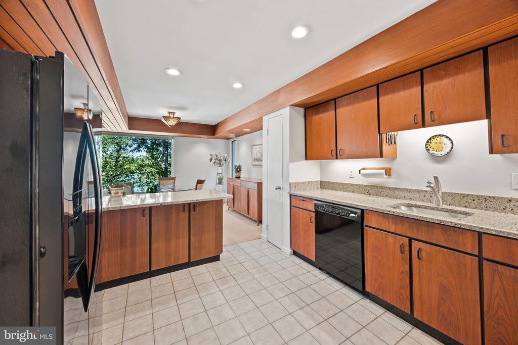 EASTPORT CONDO | 6 PRESIDENT POINT DRIVE B3