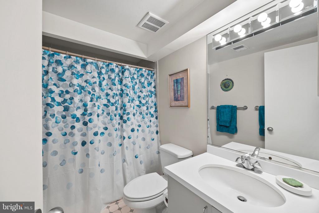 EASTPORT CONDO | 6 PRESIDENT POINT DRIVE B3