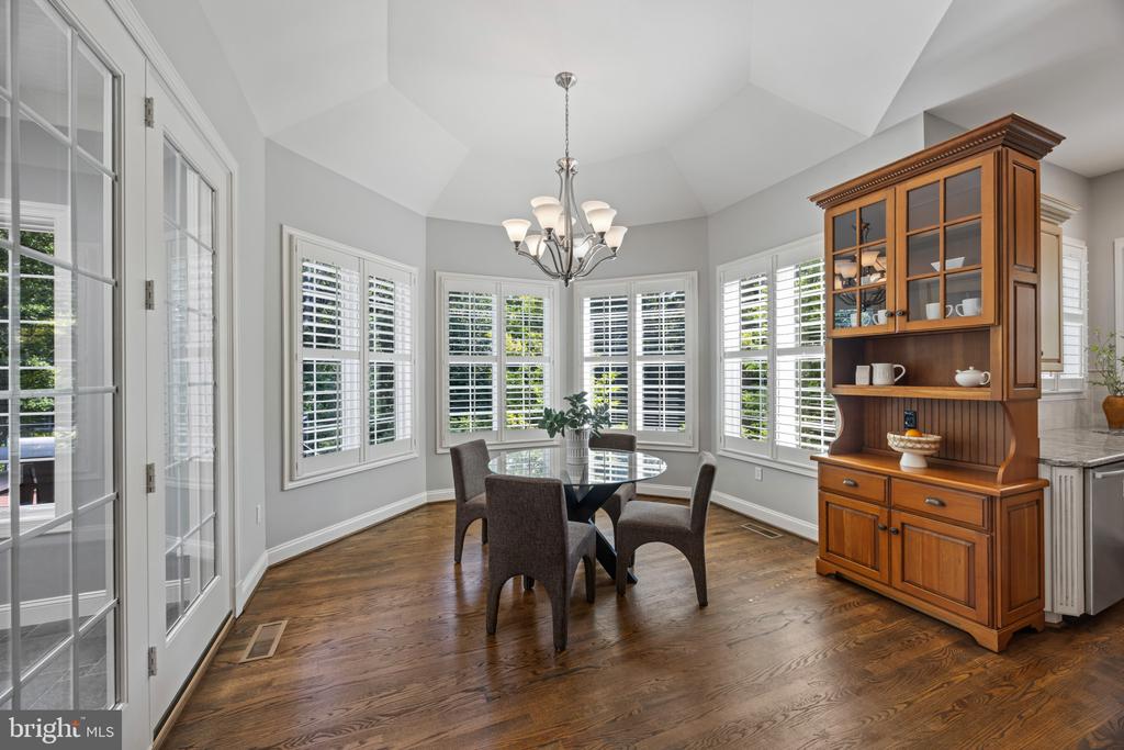 ANNAPOLIS LUXURY + POOL | 1614 ANNESLEY COURT