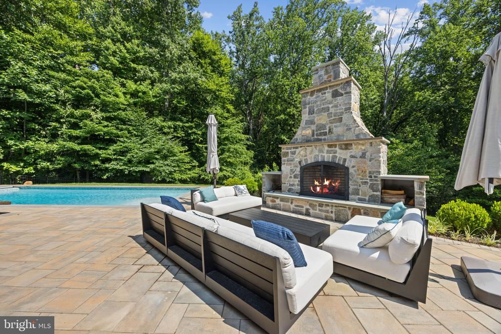 ANNAPOLIS LUXURY + POOL | 1614 ANNESLEY COURT