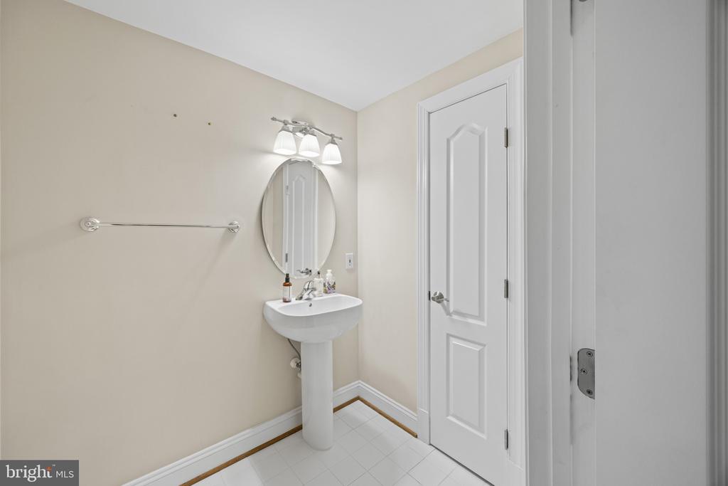 ANNAPOLIS LUXURY + POOL | 1614 ANNESLEY COURT
