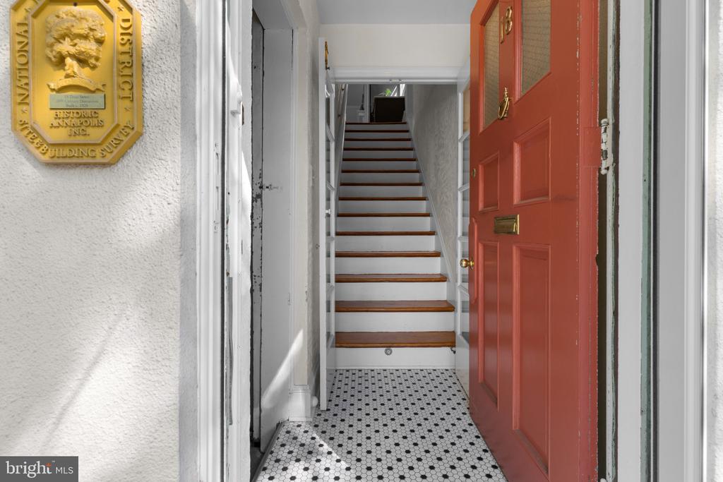 DOWNTOWN ANNAPOLIS LIVING | 16 DEAN STREET