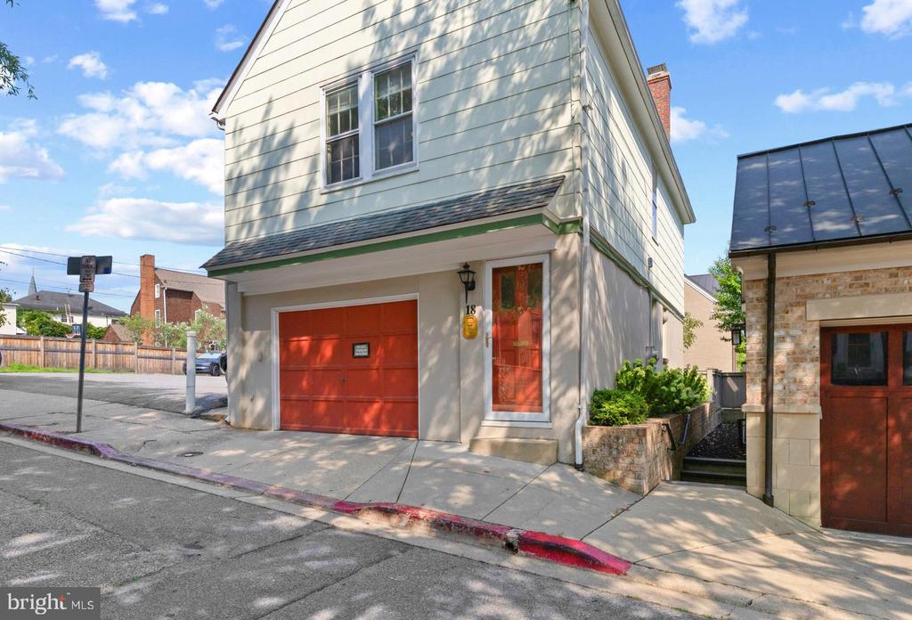DOWNTOWN ANNAPOLIS LIVING | 16 DEAN STREET