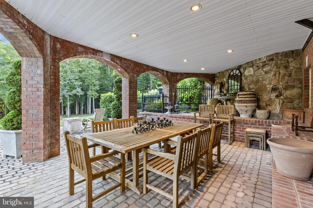 LUXURY HOME ON GOLF COURSE | 17 PERDER LANE