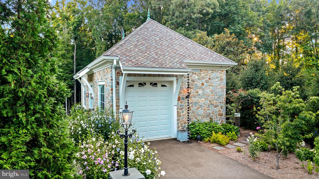 LUXURY HOME ON GOLF COURSE | 17 PERDER LANE