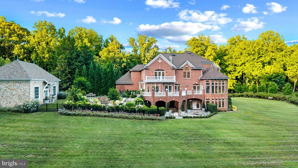 LUXURY HOME ON GOLF COURSE | 17 PERDER LANE