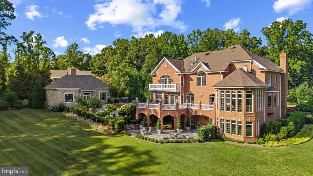 LUXURY HOME ON GOLF COURSE | 17 PERDER LANE