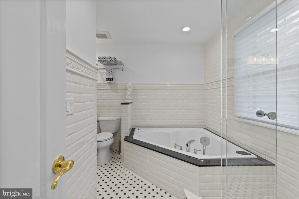 LUXURY HOME ON GOLF COURSE | 17 PERDER LANE