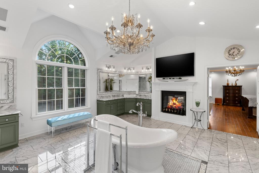 LUXURY HOME ON GOLF COURSE | 17 PERDER LANE