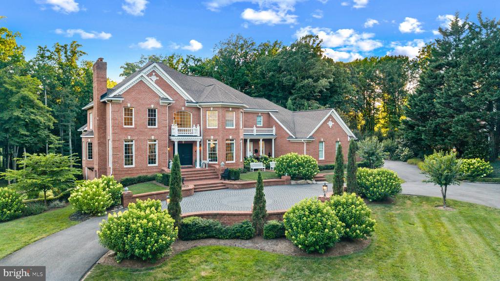 LUXURY HOME ON GOLF COURSE | 17 PERDER LANE