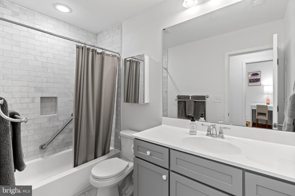 EASTPORT CONDO + BOAT SLIP | 772 FAIRVIEW AVENUE Unit: 772 E