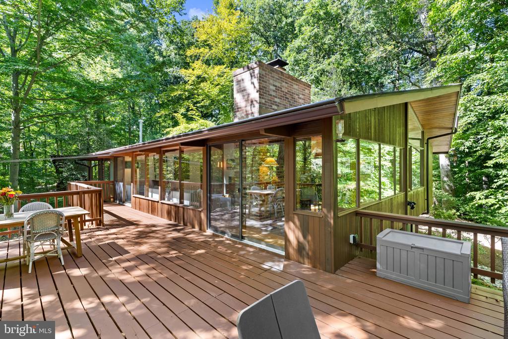 MID CENTURY MODERN IN THE DOWNS | 1707 TRINITY PLACE