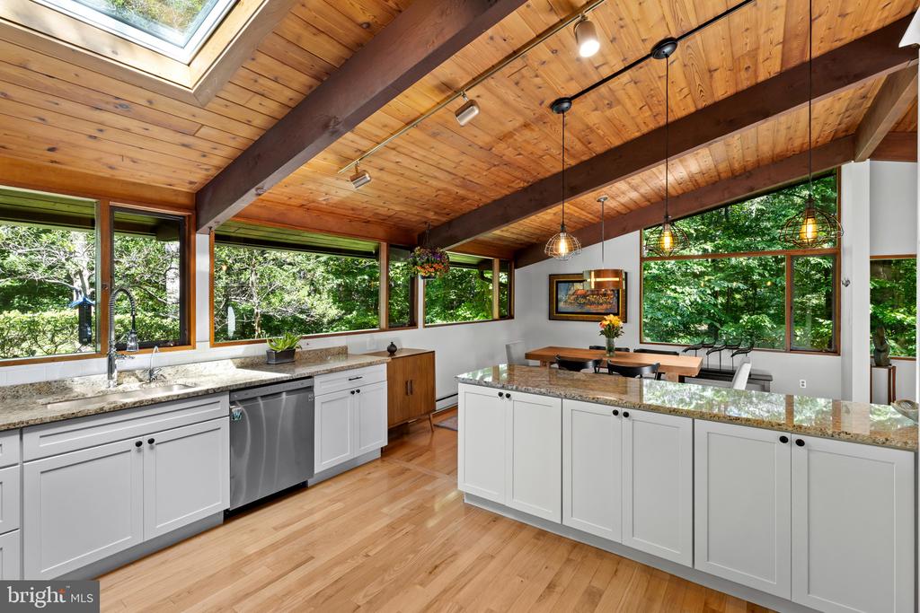 MID CENTURY MODERN IN THE DOWNS | 1707 TRINITY PLACE