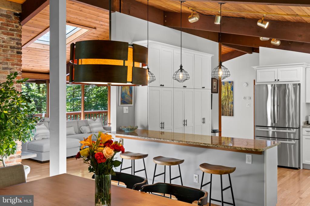 MID CENTURY MODERN IN THE DOWNS | 1707 TRINITY PLACE