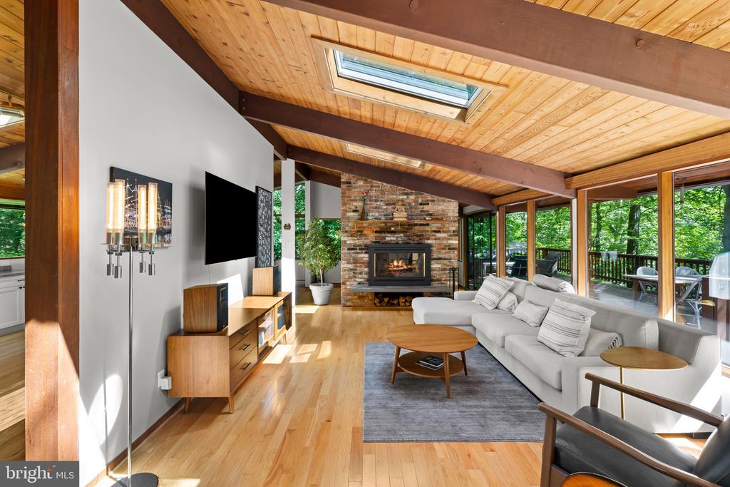 MID CENTURY MODERN IN THE DOWNS | 1707 TRINITY PLACE