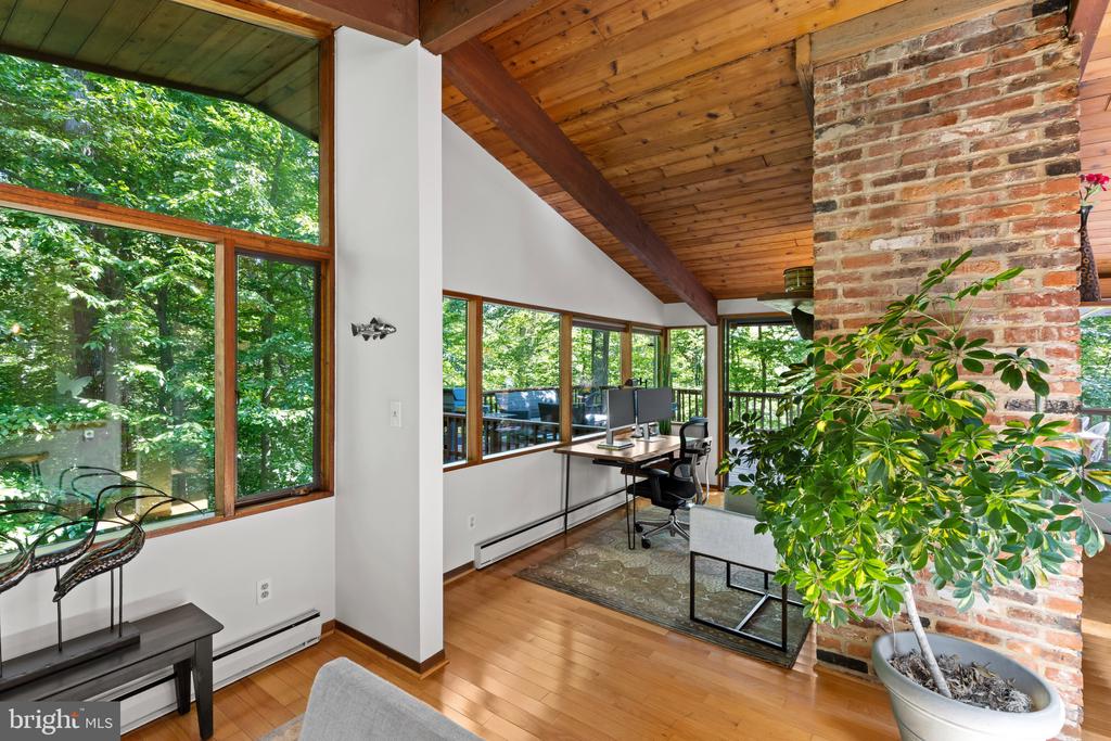 MID CENTURY MODERN IN THE DOWNS | 1707 TRINITY PLACE